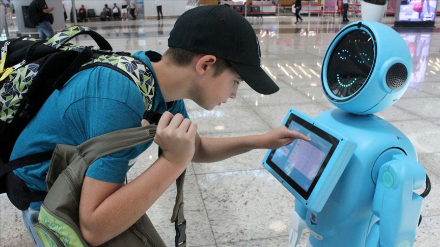 Havalimanındaki danışma robotlarına yoğun ilgi 
