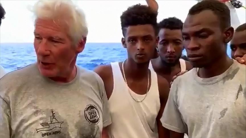Ричард Гир посетил дрейфующее судно с мигрантами