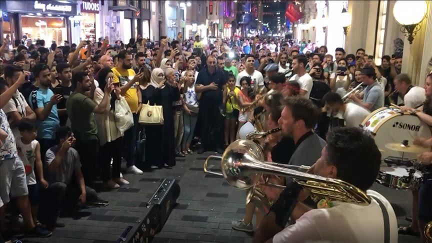 Grupi muzikor francez ndalon muzikën në shenjë respekti ndaj ezanit