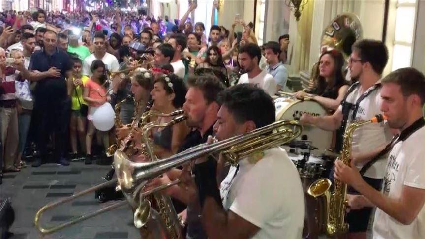 Istanbul: Le respect à l'Adhan des musiciens français du "Poil O’Brass Band"
