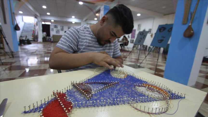 بۆ دروستکردنی تابلۆیەک ٤٠٠ کلم دەزووی بەکارھێناوە