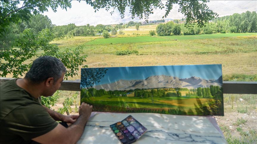 Xweşikahiyên Anadoluyê li ser tuvalê xêz dike