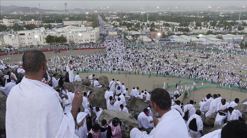 بعد قضاء ركن الحج الأكبر ضيوف الرحمن ينفرون إلى مزدلفة