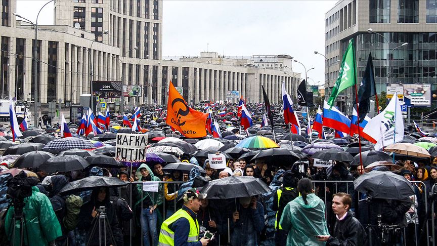 Rusya'da binlerce kişi protesto için sokağa çıktı