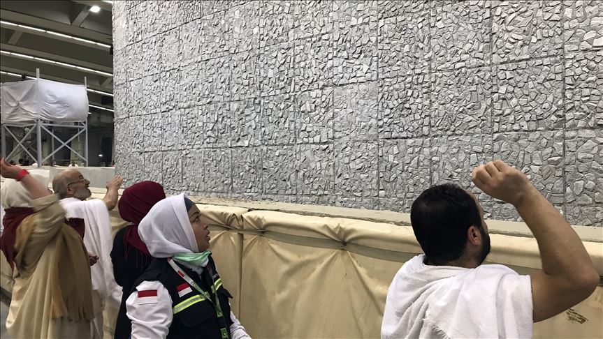 Pilgrims pelt 'devil' with stones as final Hajj ritual