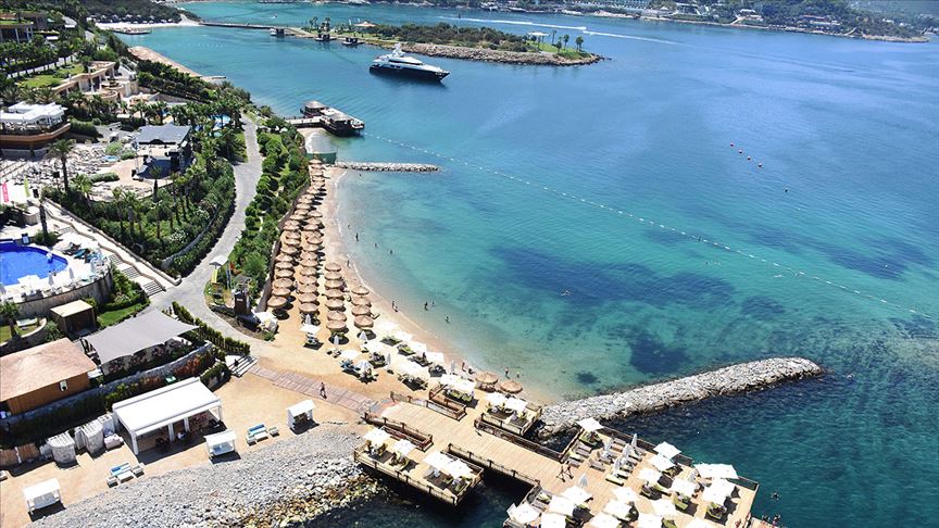 Ege ile Akdeniz yerli ve yabancı turistle 'bayram' ediyor