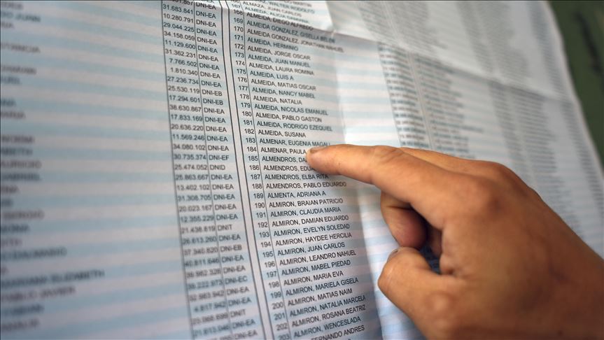 El presidente Macri y su opositor, Alberto Fernández, votan en las elecciones primarias en Argentina
