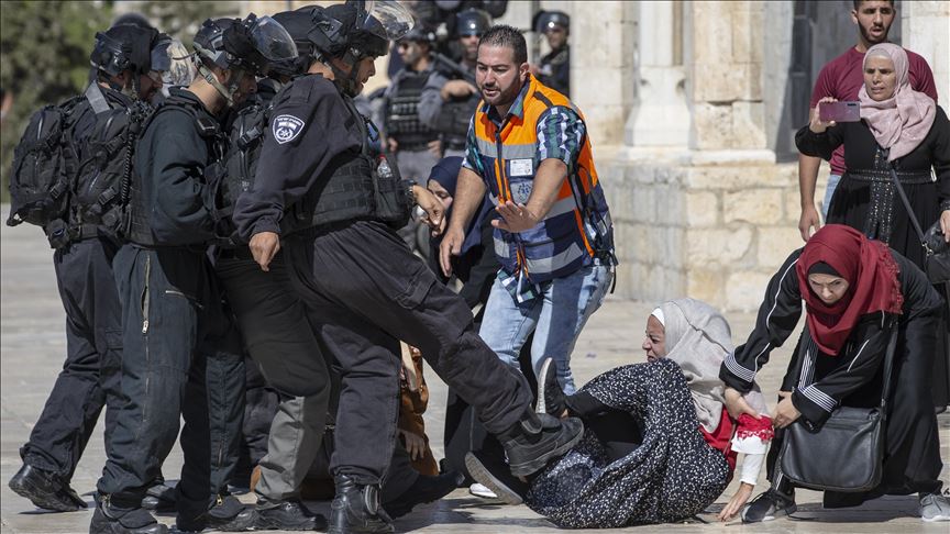 Policía israelí atacó a palestinos en el interior de mezquita Al-Aqsa