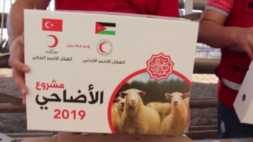 الهلال الأحمر التركي يوزع لحوم الأضاحي على 2700 أسرة بالأردن