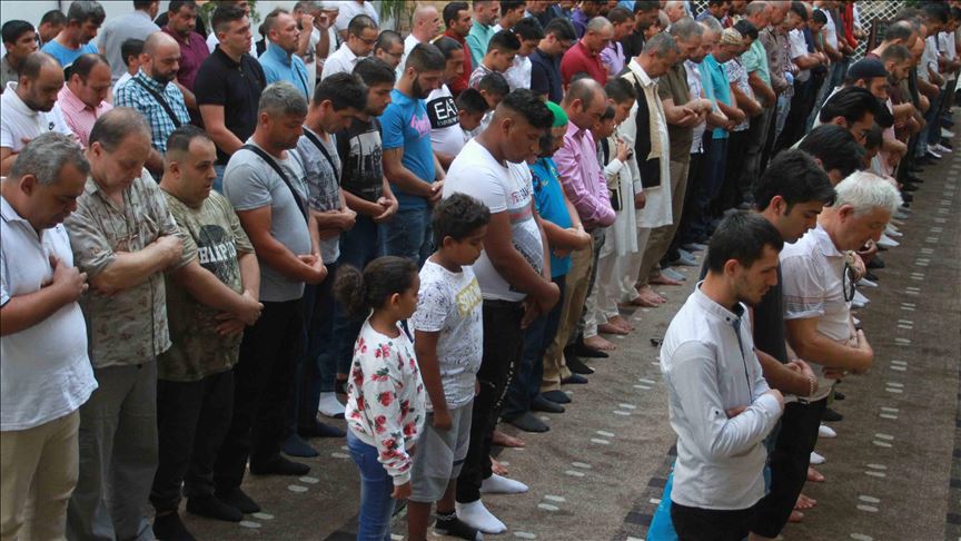 Beograd: Veliki broj vernika na bajram-namazu u Bajrakli džamiji