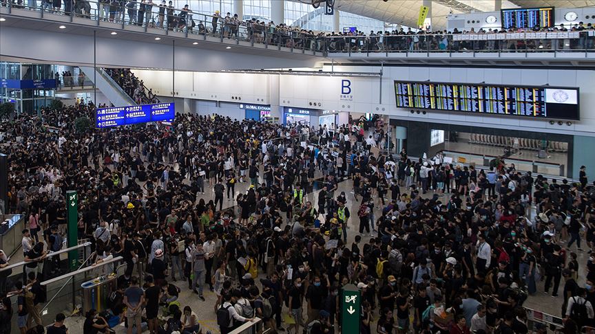Hong Kong Uluslararası Havalimanı'nda uçuşlar iptal edildi
