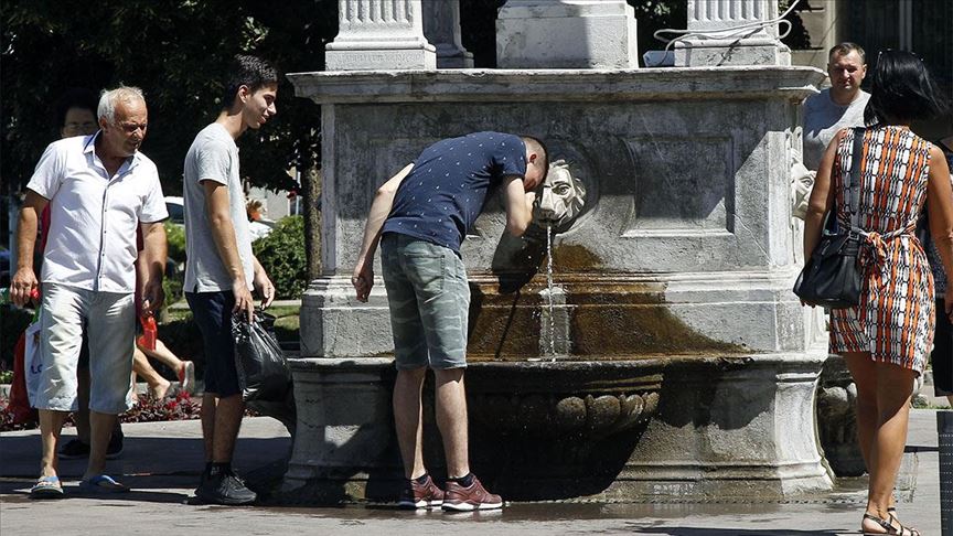 Niš danima najtopliji grad u Srbiji: Građani na razne načine pokušavaju da se rashlade