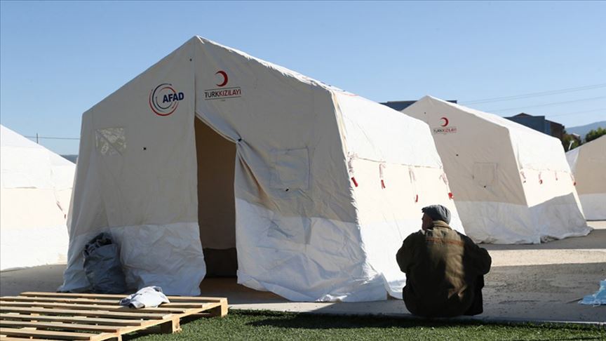 Depremzedelerin yaraları sarılıyor