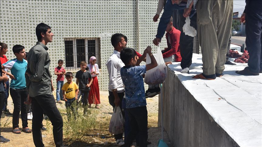 Goştê qurbanê li qada gund wekhev parve dikin