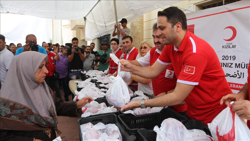 توزیع گوشت قربانی توسط هلال احمر ترکیه در لبنان