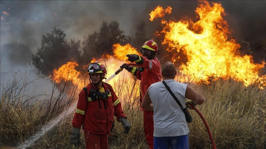 Шумските пожари во Грција стануваат закана за населените места