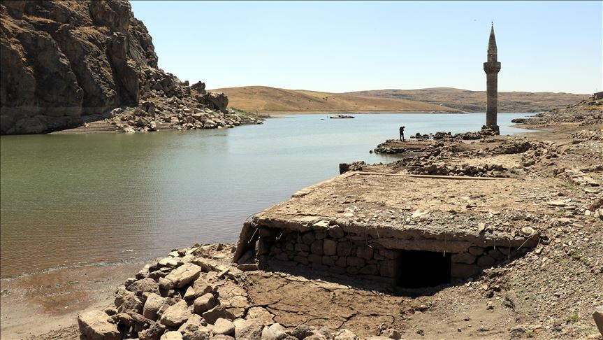 Tërhiqet uji i digës, shfaqet sërish fshati i dikurshëm