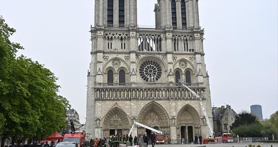 Zbog visokih temperatura pada kamenje s Notre Damea