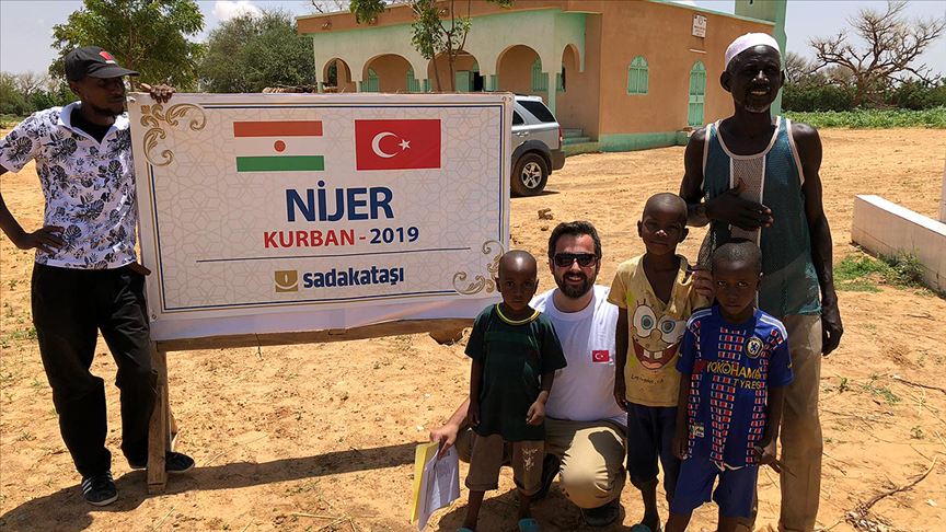 Türk gönüllülerden Nijer'de binlerce kişiye kurban eti