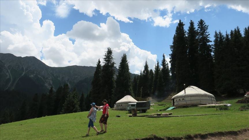جمال الطبيعة يجعل قرغيزيا وجهة للسياح المحليين والأجانب