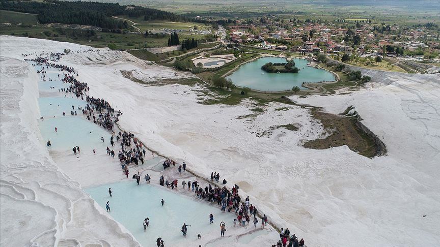 Tourists flock to Pamukkale, Turkey's thermal paradise