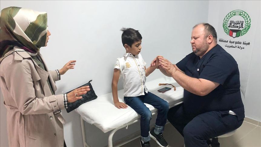 Turkey: Handicapped Syrian boy receives prosthetic hand