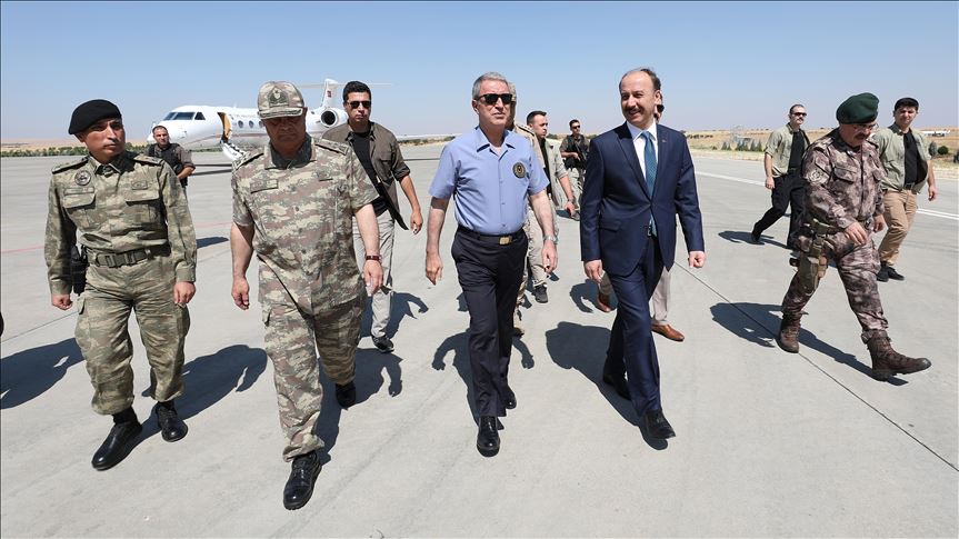 Turkish defense minister in border for safe zone