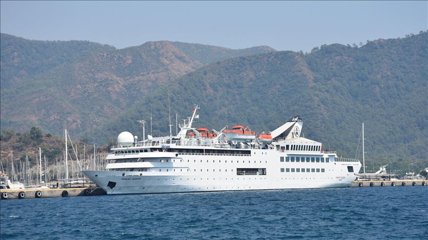 سفينة سياحية ضخمة ترسو في ميناء مرمريس التركية