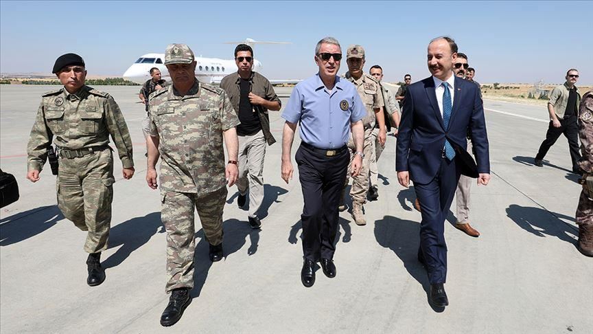 وزير الدفاع التركي يتفقد "أورفة" الحدودية مع سوريا