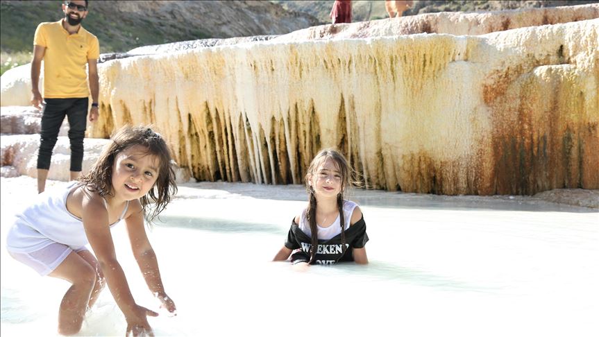 استقبال گسترده گردشگران از آبشار ساکلی در وان 