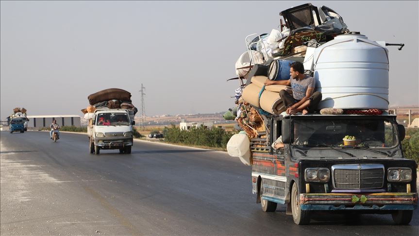 Жители Идлиба бегут к турецкой границе от наступающих войск Асада 