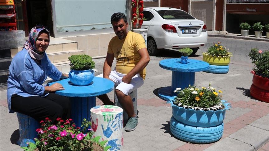زوجان تركيان يحولان النفايات إلى أصائص تزيّن شوارع مدينتهم