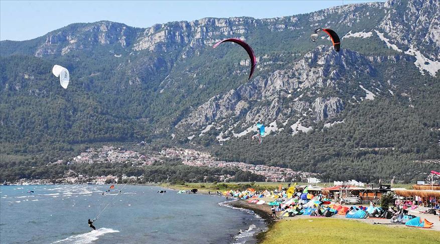 Gökyüzünün renkli kanatlarını 'Deli Mehmet' havalandırıyor