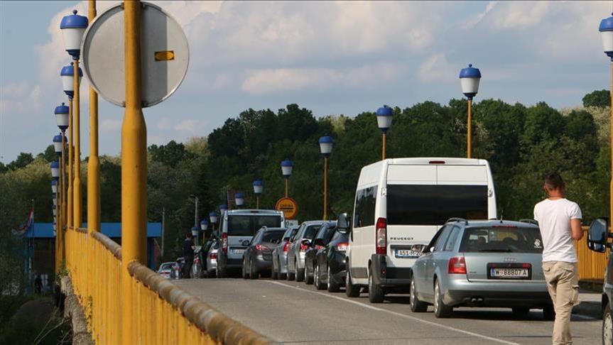 BiH: Duge kolone vozila na izlazu iz zemlje