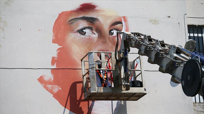 Venezuelalı sanatçı İzmir'de okul duvarlarını renklendirdi