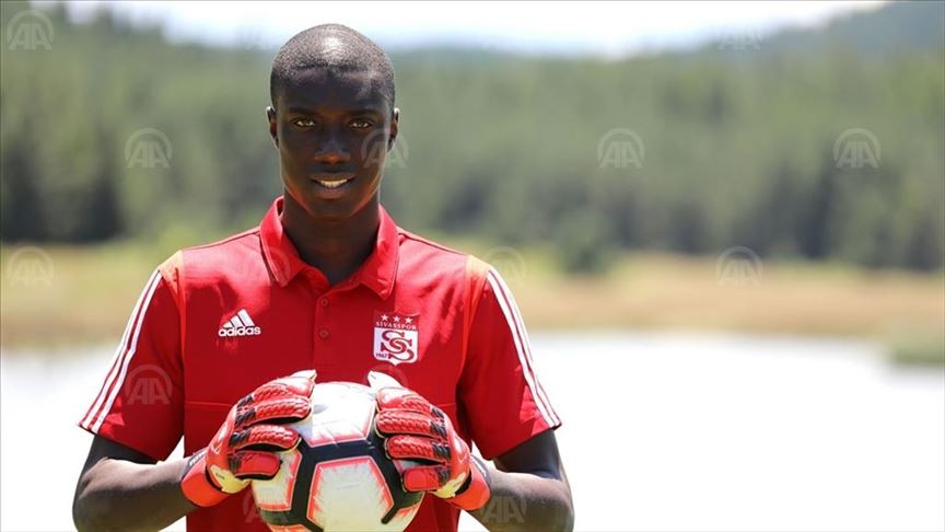 Sivasspor goalkeeper faints during Besiktas match