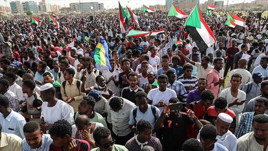 Despite uprising, economic crisis bites Sudan civilians