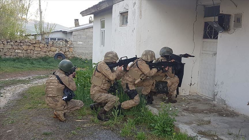 Во голема антитерористичка операција во Турција приведени 418 лица