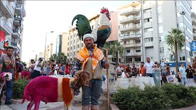 Boyalı koyunlarla kortej yürüyüşü