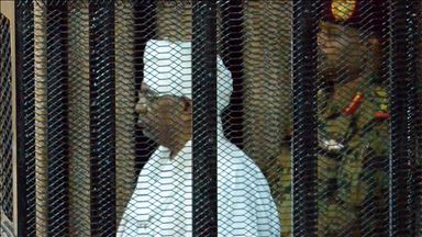 Sudan'ın devrik lideri Beşir hakim karşısında