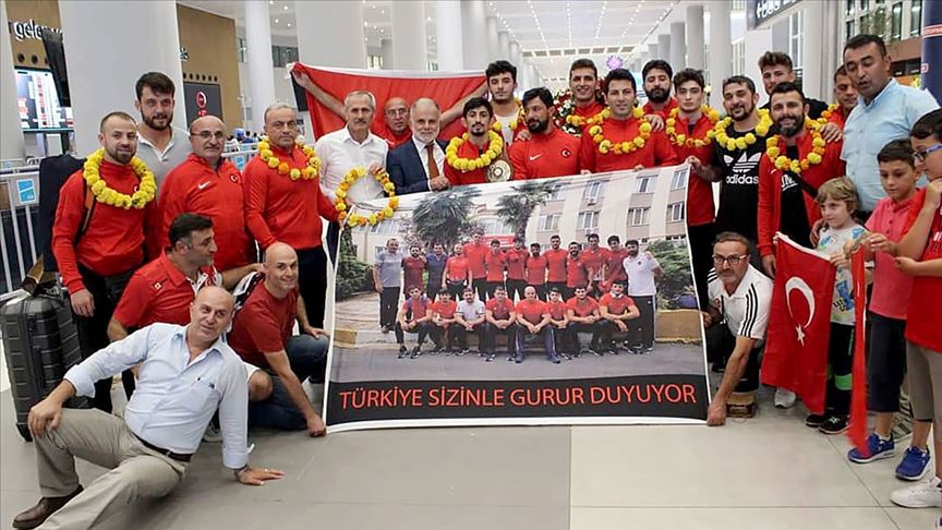 Milli güreşçiler yurda döndü