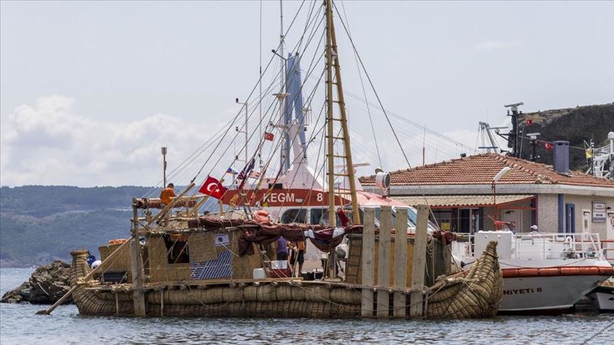 سفينة تحاكي مراكب العصور القديمة ترسو في إسطنبول