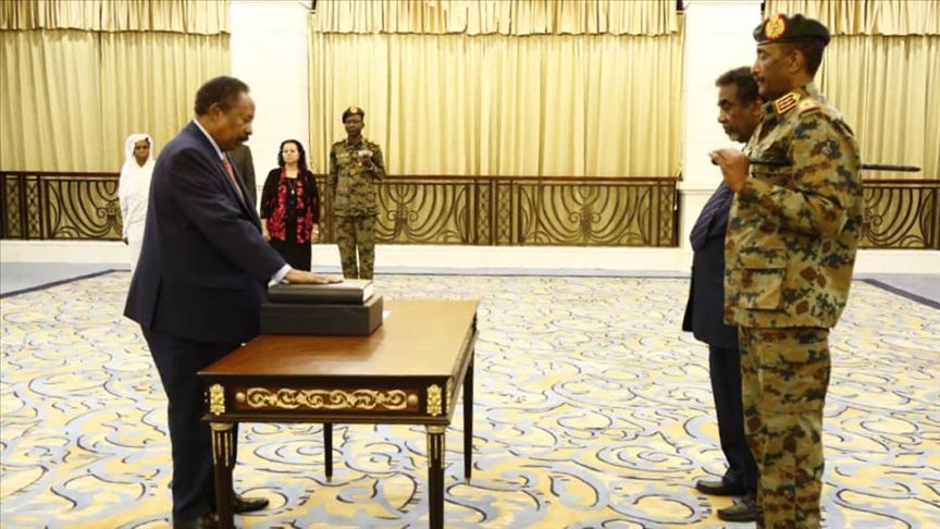 Sudan'da geçiş dönemi başbakanı Hamduk yemin etti