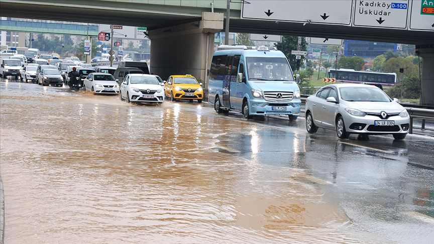 İstanbul'da sağanak yaşamı olumsuz etkiledi