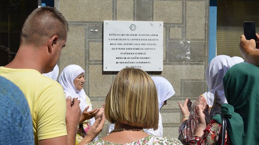 Srebrenica: Na staroj zgradi policijske stanice postavljena spomen-ploča ubijenim Bošnjacima
