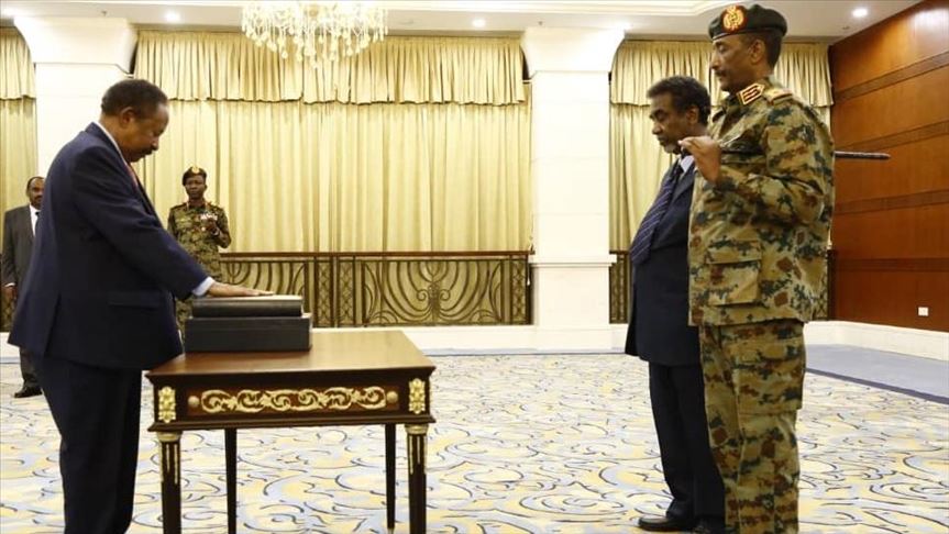 السودان.. "حمدوك" يؤدى اليمين الدستورية رئيسا للوزراء