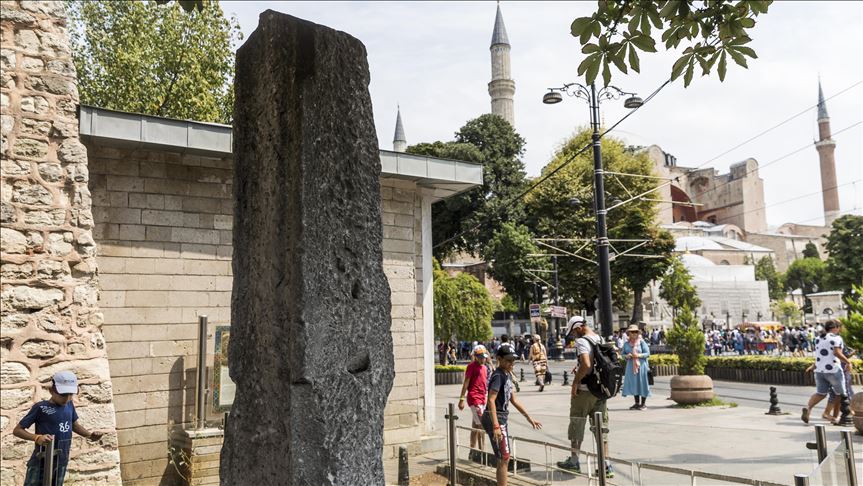 إسطنبول.. الآلاف يزورون "حجر المليون" الأسطوري يوميا
