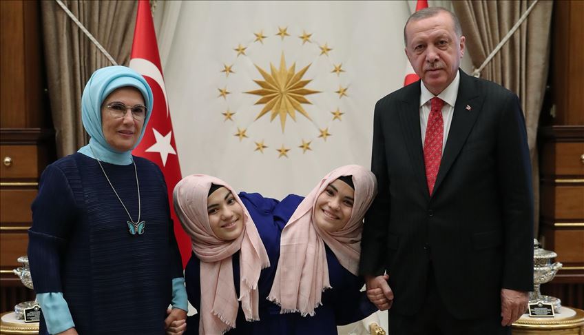 Erdogan u predsjedničkoj palati primio sijamske bliznakinje