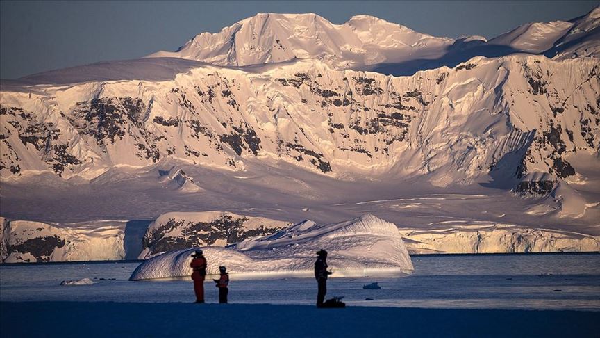 Во снегот на Антарктикот пронајдена „ѕвездена прашина“