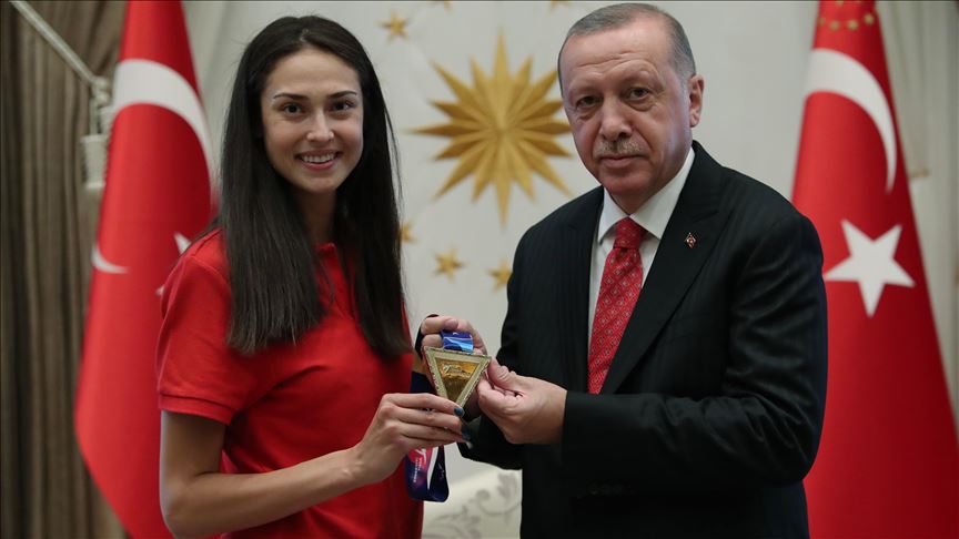 دیدار اردوغان با قهرمان زن تکواندوکار